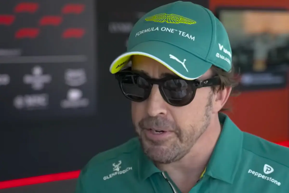 Alonso della Aston Martin, risponde alle domande dei giornalisti