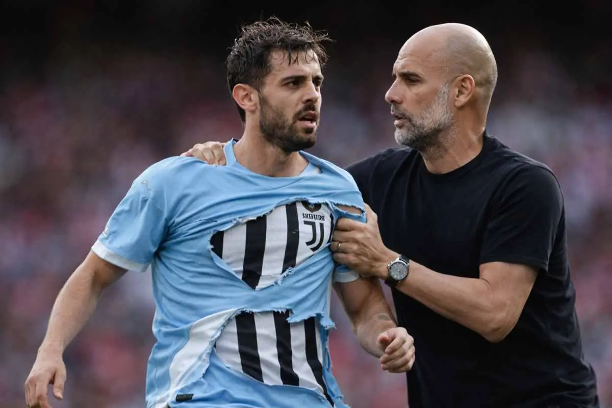 Guardiola strappa la maglia del City a Bernardo Silva e sotto si intravede quella della Juve