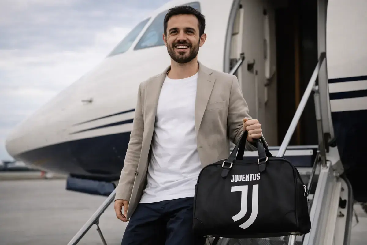 Bernardo Silva scende da un aereo con la borsa della Juve