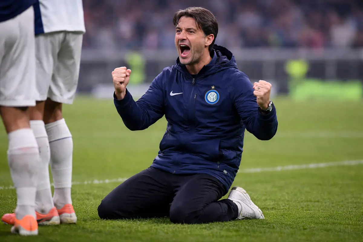 Chivu esulta dopo un gol dell'Inter