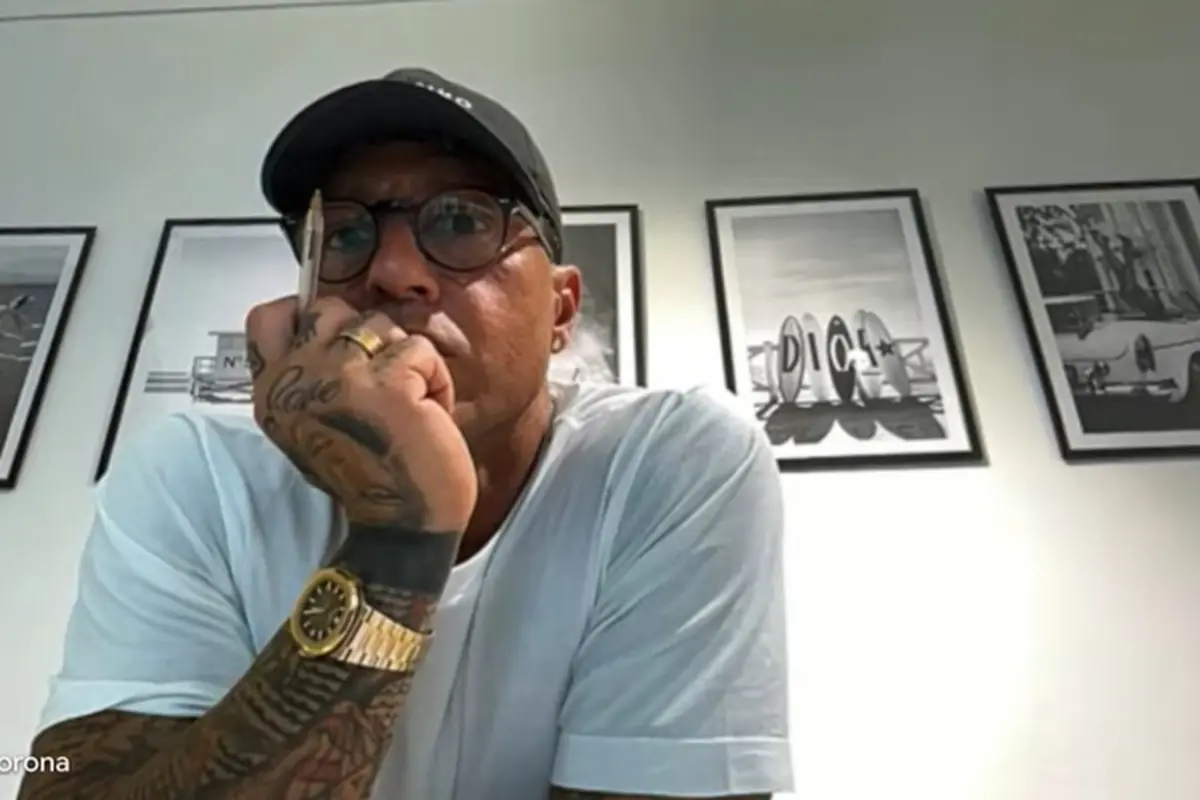 Fabrizio Corona durante una puntata di Falsissimo su Youtube
