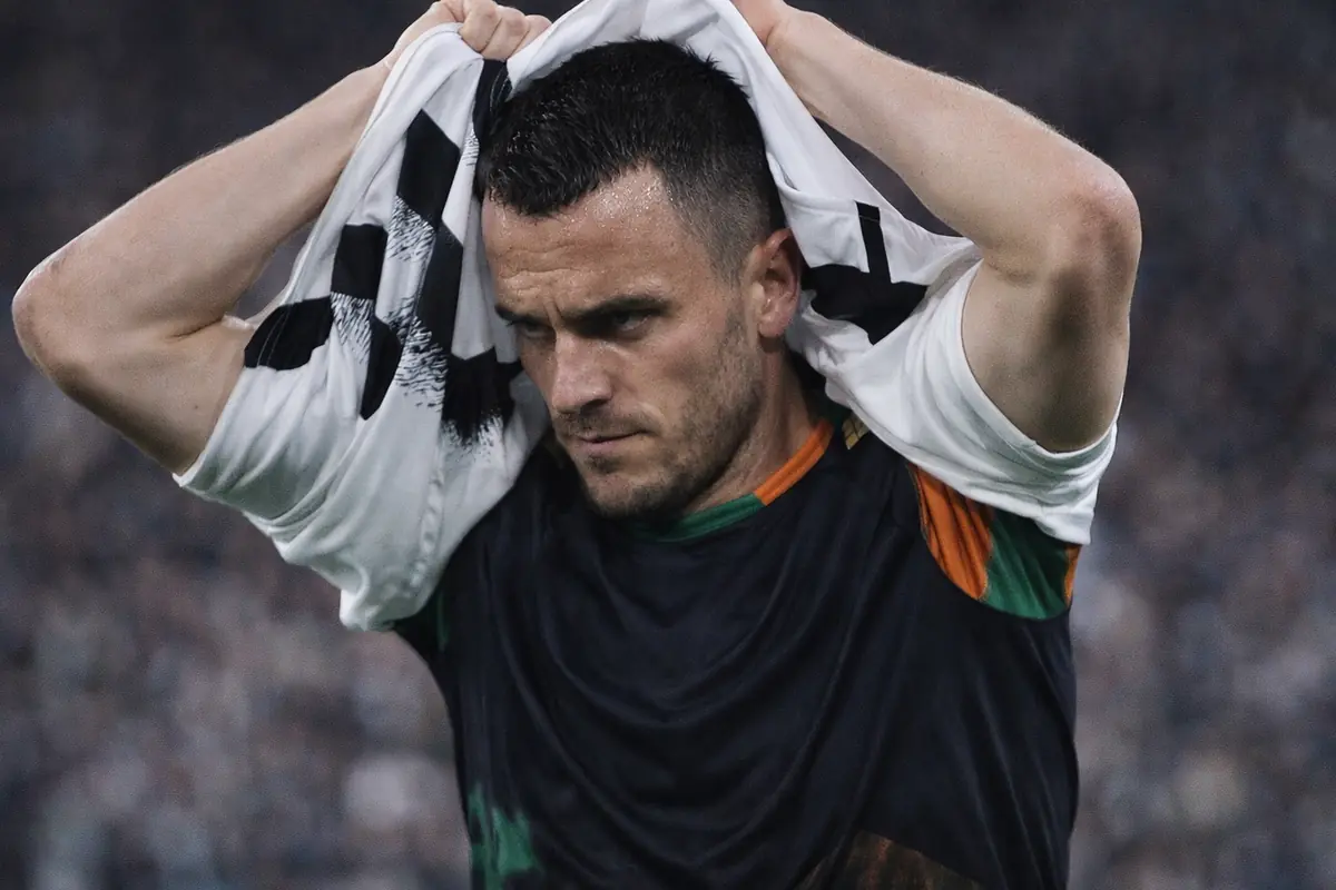 Kostic mentre si toglie la maglietta della Juventus
