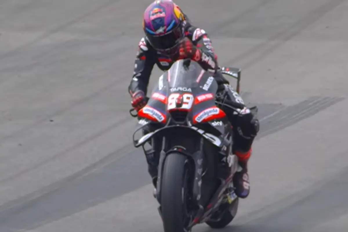 Martin durante una gara di MotoGP con l'Aprilia