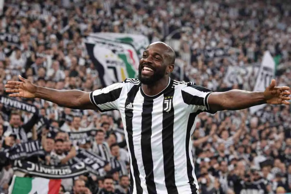 Mateta esulta con la maglia della Juventus, immagine creata con intelligenza artificiale