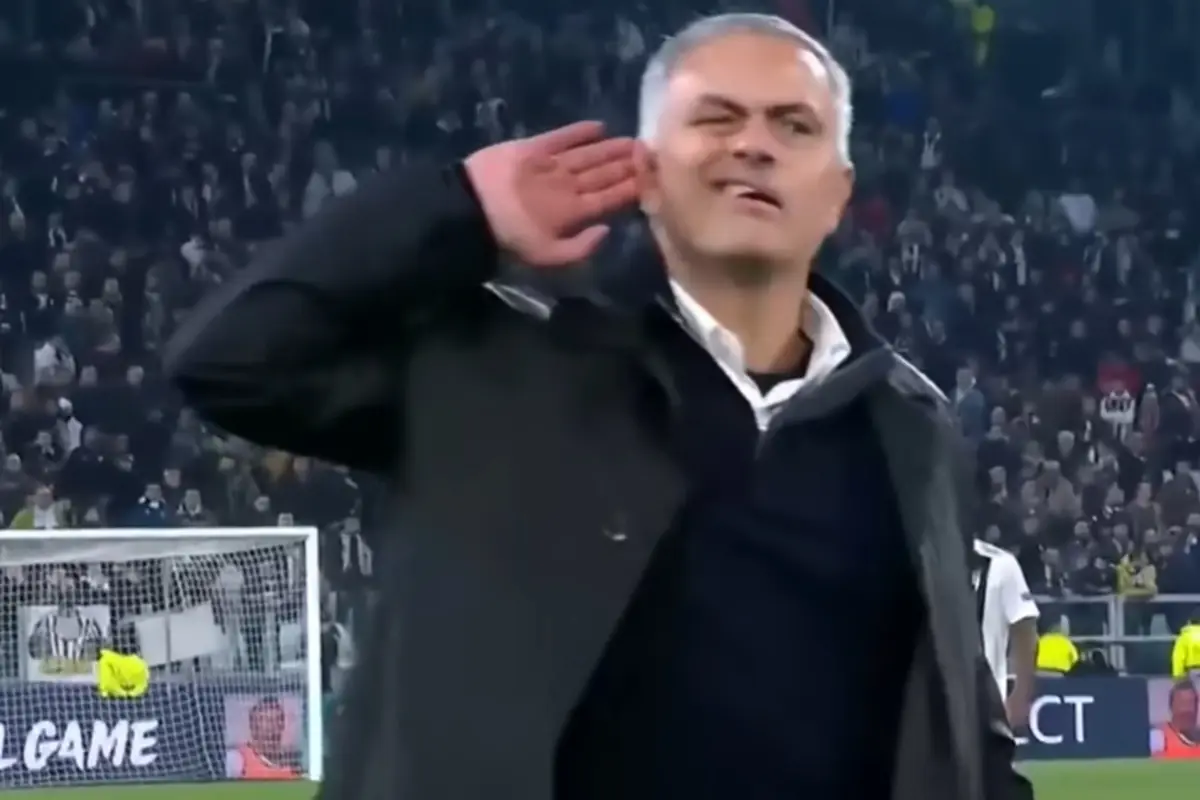 Mourinho dopo una partita allo Juventus mentre i tifosi bianconeri lo fischiano