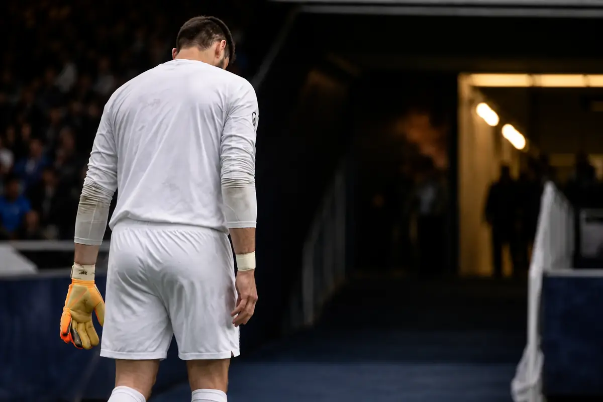 Portiere esce dal campo a testa bassa