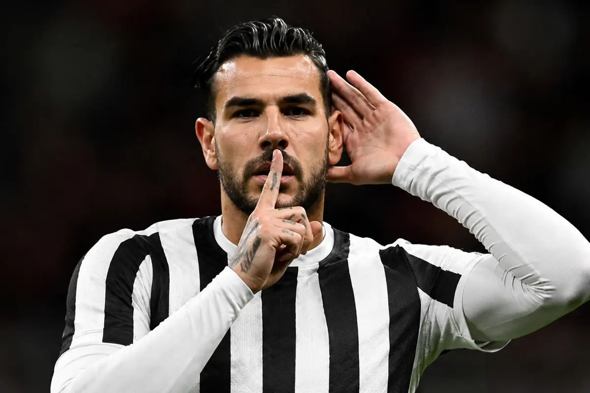Theo Hernandez, esultanza classifca con la maglia bianconera, immagine creata con intelligenza artificiale