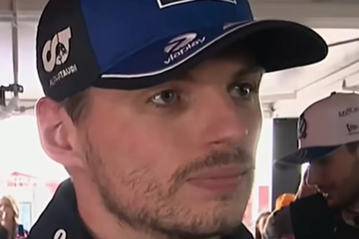Verstappen risponde ai giornalisti dopo una gara