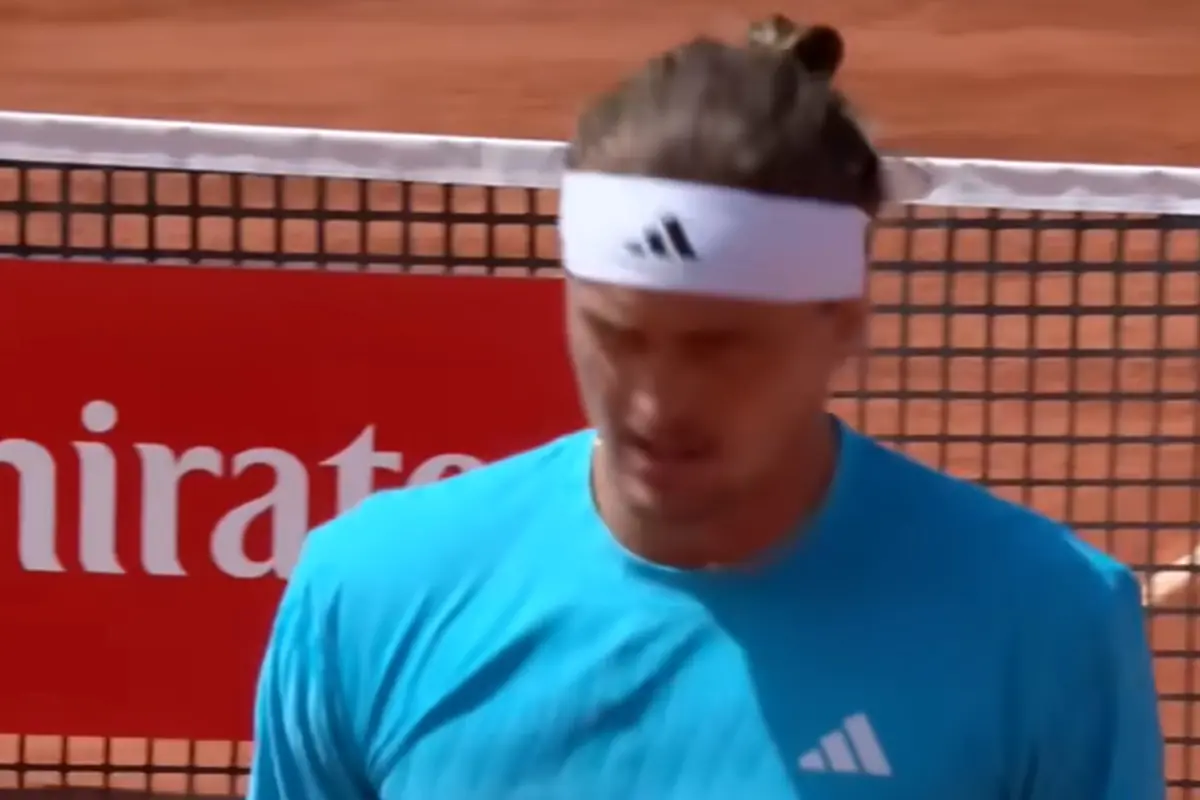 Zverev a testa bassa durante un match di tennis